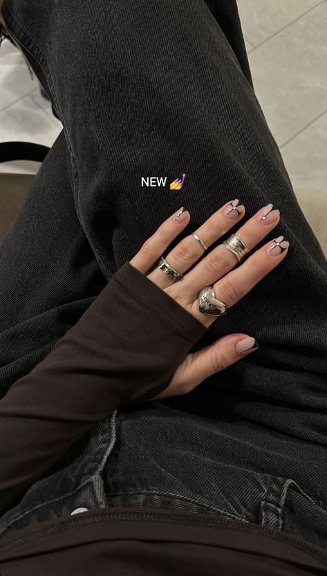 Edgy Nails Acrylic Grunge Short, Goth Manicure Short, Gothic Gel Nails Short, Subtle Goth Nails, Short Nails Edgy, Alt Short Nails, Short Nail Designs Grunge, Edgy Short Nails, Short Edgy Nails