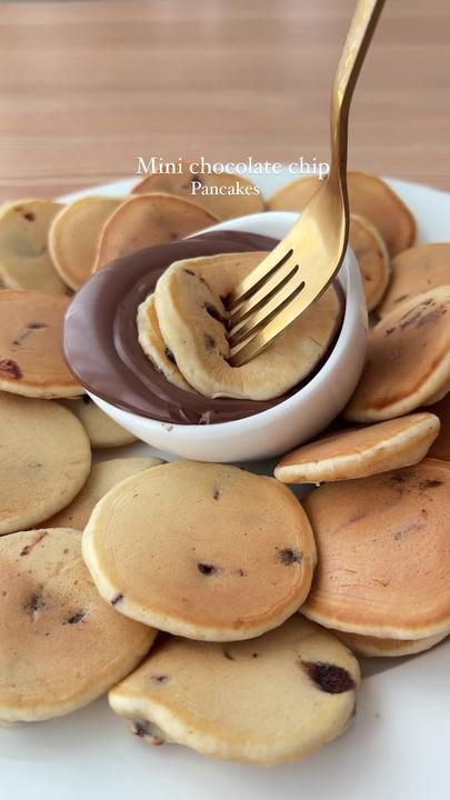 Food Ideas Tiktok, Tiktok Food Recipes Breakfast, Aesthetic Cooking Tiktok Videos, Pancake Recipe Tiktok, Brownie Recipe Tiktok, Mini Pancakes Recipe, Chocolate Chip Pancakes Recipe, Mini Pancakes, Chocolate Chip Pancakes