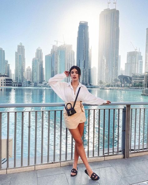 Dubai Dressing Style, Dubai Vacation Outfits, Dubai Photography Ideas, Dubai Picture Ideas, Dubai Outfits Ideas, Dubai Photoshoot, Dubai Outfit, Dubai Outfits, Indian Wedding Lehenga