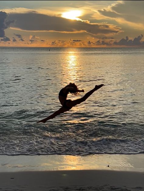 Beach Dance Photos, Flexibility Motivation, Gymnastics Wallpaper, Beach Photo Shoot, Dance Photo Shoot, Dance Photography Poses, Gymnastics Poses, Gymnastics Videos, Gym Photos