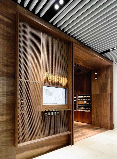 Dark Australian timber lines Aesop Melbourne store by Kerstin Thompson Architects Aesop Store, Retail Facade, Shop Facade, Desain Pantry, Retail Lighting, Timber Cladding, Showroom Design, Sopot, Retail Interior