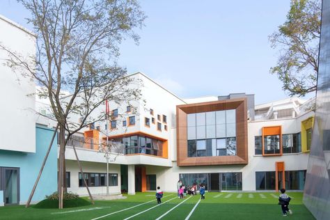 Kindergarten Building, Primary School Ideas, School Facade, Primary School Design, Kindergarten Plan, Primary School Architecture, Rehabilitation Center Architecture, Primary School Classroom, Classroom Interior