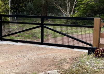 Entrance Gates - Ballarat Rural Fencing Front Property Fence, Metal Farm Gates Entrance Driveways, Rural Entrance Gates, Outside Gates Entrance, Driveway Gate Automatic, Simple Driveway Gate Ideas, Rural Property Entrance, Diy Entrance Gate, Gate For House Entrance