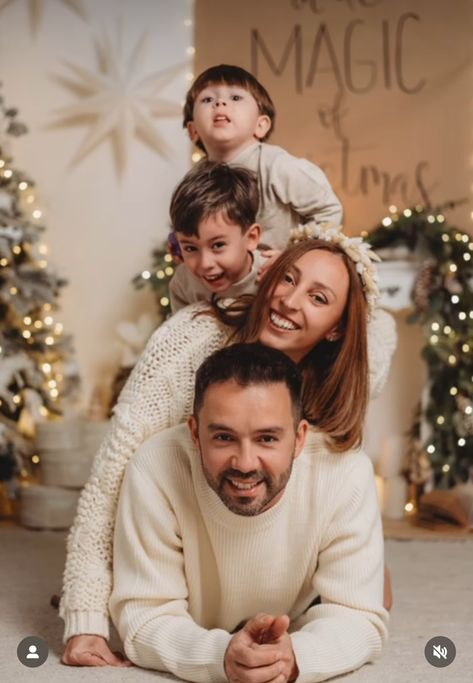 Christmas Eve Family Photos, Fam Christmas Pictures, New Years Photoshoot Ideas Family, Christmas Tree Pose Ideas, Family Christmas Pictures White Backdrop, Studio Photography Christmas, Family Photos With Christmas Tree, Modern Christmas Family Photos, Family Of Three Christmas Pictures