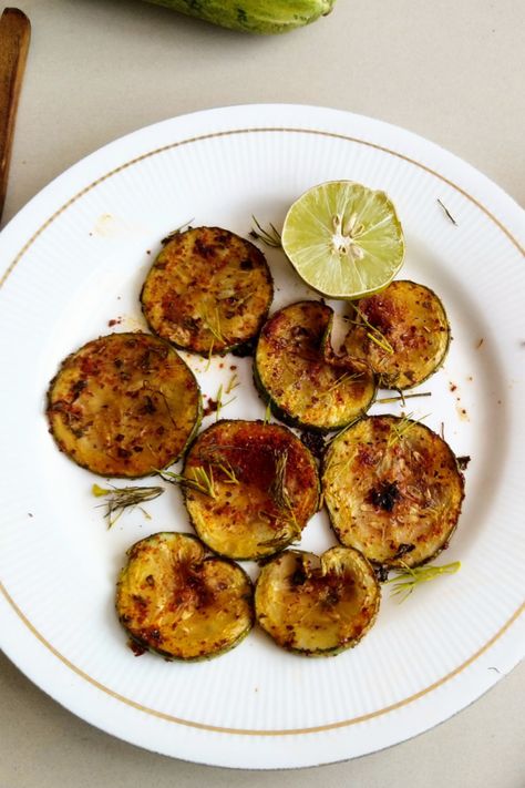 These oven baked cucumber chips taste crispy and delicious topped up with dill and lemon! Check out the recipe in the blog post. Baked Cucumber, Cucumber Recipes Healthy, Cucumber Chips, Garlic Recipe, Cucumber Recipes, Garlic Recipes, Chips Recipe, Super Healthy Recipes, Oven Recipes