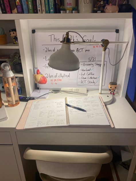 Desk With Whiteboard, Whiteboard Vision Board, Med Student Room Aesthetic, Desk Setup Medical Student, Med Student Room Decor, Bedroom Whiteboard, Med Student Desk, Whiteboard Inspo Bedroom, Study Desk Medical Student