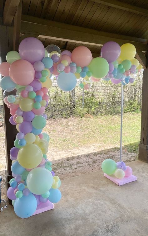 Rainbow Balloon Arch, Safari Animals Birthday, Simple Birthday Party, Fiesta Colors, Show Da Luna, Simple Birthday Decorations, Princess Birthday Cake, 1st Birthday Party Themes, Pastel Balloons