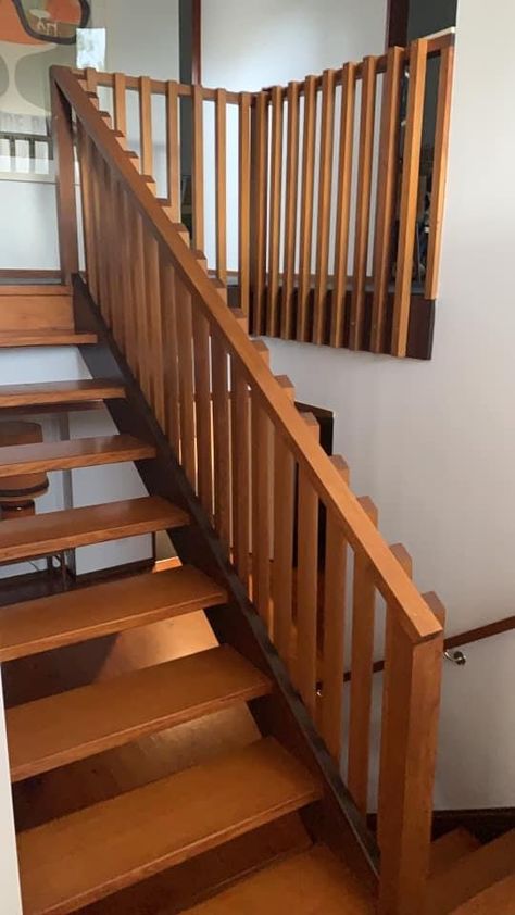 Mid Century Handrail, 80s Staircase Makeover, 1950s Staircase, Mcm Stair Railing, Mcm Railing, Mid Century Stair Railing, Mid Century Staircase, Mid Century Stairs, 1950s Interior Design