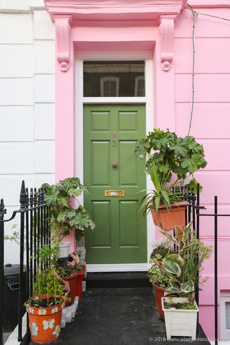 Check out this post from A Lady in London to see the most beautiful homes in all of London. The bright green door and pink entryway of this home make it stand out from miles away. Potted plants help to further accent this house’s vibrant color scheme. |@aladyinlondon Pink House Exterior, Green House Color, Green Exterior House Colors, Green Front Doors, Cat Houses, Primrose Hill, Modern Farmhouse Exterior, Green Architecture, Pink House