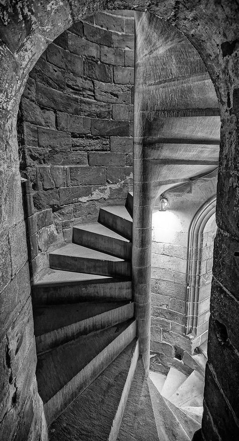 Childhood Questions Answered – Why Medieval Castle Staircases Were Made Clockwise Medieval Castle Wallpaper, Castle Stairs, Castle France, Medieval France, Narrow Staircase, Medieval Castles, Stone Stairs, Castles Interior, About History