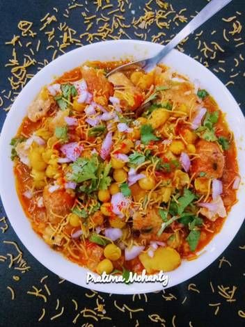 Aloo Tikki Matar Chaat Chat Recipes, 45 Birthday, Chats Recipe, Samosa Chaat, Puri Recipes, Spicy Snacks Recipes, Pakora Recipes, Breakfast Recipes Indian, Chaat Recipe