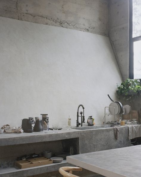 ludwig godefroy perches mysterious monolithic residence in lush mexican forest Brutalist Kitchen, Ludwig Godefroy, Rory Gardiner, Concrete Cabin, Minimal Windows, Board Formed Concrete, Cabin Aesthetic, Romantic Cabin, Interior Staircase