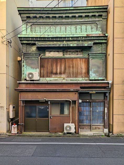 Japanese Store Fronts, Exterior Apartment, Anime Houses, Japanese Buildings, Apartment Exterior, Building Aesthetic, Japan Architecture, Japan Street, Metal Siding