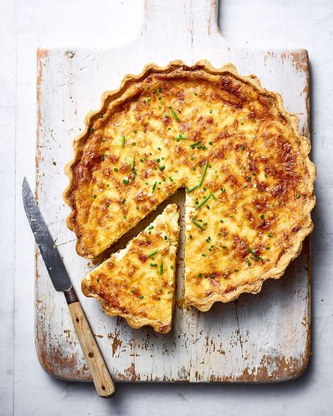 Cheese and onion quiche - Perfect for picnics - delicious. magazine Savoury Breakfast, Baking Challenge, Tomato Quiche, Onion Quiche, Quiche Lorraine Recipe, Classic French Dishes, Cheese Quiche, Breakfast Quiche, Cheese Tarts