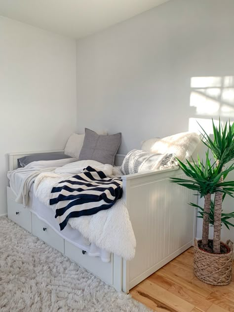 White Bedroom Ideas Single Bed, Ikea Corner Beds, Modern Minimalist Bedroom Beds & Frames, Small Bedroom With Trundle Bed Ideas, Small Room Trundle Bed Ideas, Beds For One Person, Day Beds Aesthetic, Aesthetic Single Bed Ideas, Minimalist Bedroom Single Bed