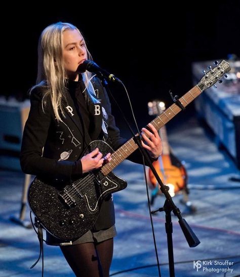 Boygenius Performing, Phoebe Bridgers Guitar, Alt Indie, Pop Girlies, Me And My Dog, Phoebe Bridgers, Indie Grunge, Teenage Daughters, Women In Music