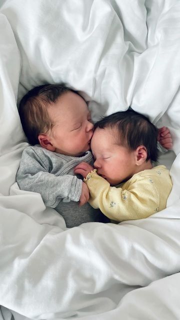 Cute Babies Pictures, Twin Babies Aesthetic, Newborn Twins Boy And Girl, Twins With Mom, Twin Baby Boy And Girl, Twin Aesthetic, Babies Aesthetic, Twins Aesthetic, Family With Baby