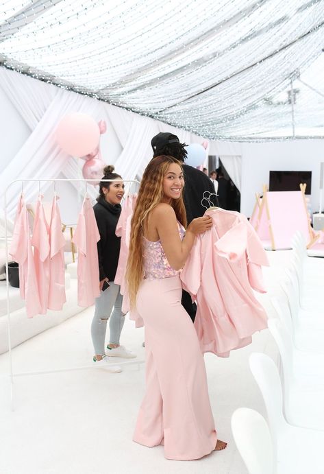 Blue Ivy's 7th Birthday Party. 💙 #BeyAt37 Beyonce Pink Dress, Beyonce Pink Outfit, Beyonce Color Analysis, Beyoncé Pink, Beyonce Pink, Beyonce Dress, Beyonce 2013, Queen Beyonce, Queen Bee Beyonce