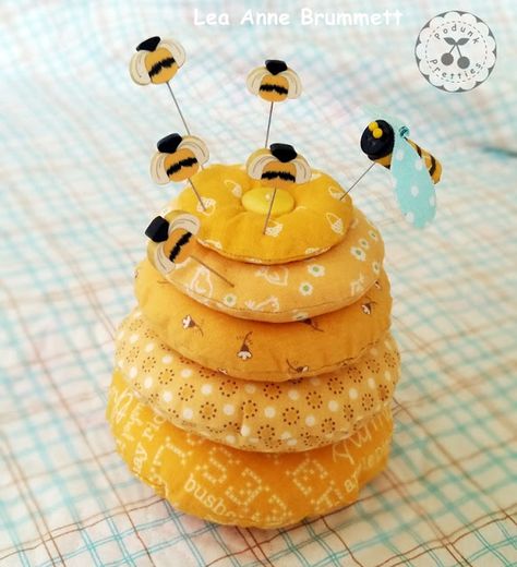 Pincushions To Make Ideas, Unique Pin Cushions, Fun Pin Cushions, Pin Cushions Patterns Free, Pincushions To Make, Pin Cushion Ideas, Pin Coushin, Animal Pin Cushions Patterns, Bee In Your Bonnet