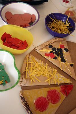 play food pizza foam | 30. Cardboard Pizza Making ~ A fun activity for kids using cardboard ... What To Make Out Of Cardboard, Recycling Cardboard, Different Types Of Food, Making Pizza, Dramatic Play Preschool, Restaurant Themes, Pizza Making, Dramatic Play Centers, Toy Baby