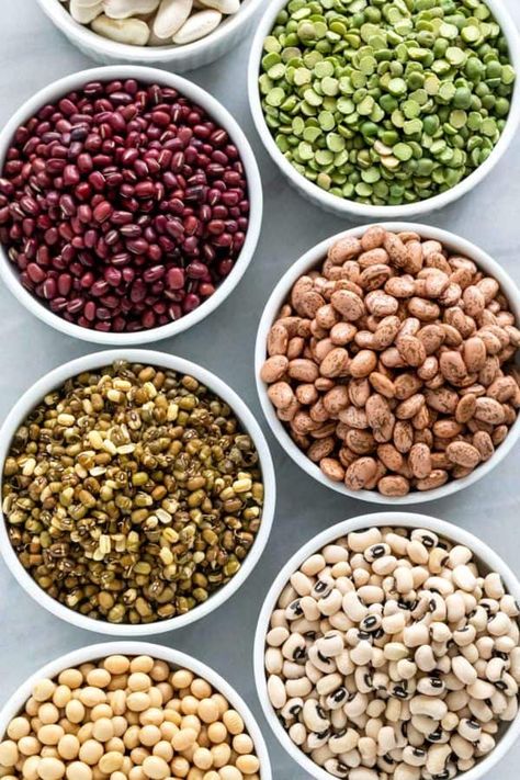 Beans are a great source of protein and one of the most commonly eaten foods in the world. Here's a list of several different types of beans available. #beans #pantry #blackbeans #navybeans #pintobeans Vegetarian Salads For Dinner, Salad Recipes High Protein, Salads For Dinner, High Protein Vegetarian, Recipes High Protein, Protein Vegetarian, Vegetarian Salad, Healthy Sport, Cooking Dried Beans