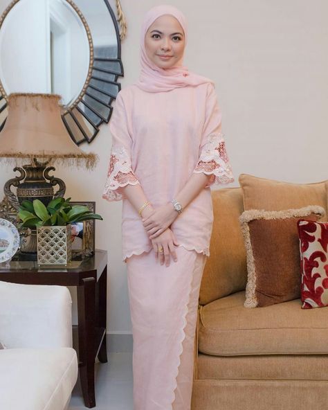 Kurung Moden Songket, Baju Kurung Simple Modern, Kurung Moden Design Lace, Lace Kurung Modern, Kurung Moden Design 2022, Baju Kurung Moden Style Simple, Shantung Silk Kurung, Design Baju Raya 2023, Baju Kurung Outfit