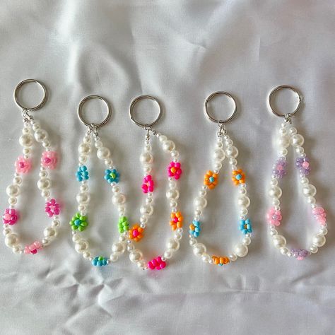 Pearl Keychain, Coconut Girl Aesthetic, Flower Keychain, Diy Jewelry Unique, Aesthetic Flower, Bracelets Design, Bead Charms Diy, Bead Loom Bracelets, Beads Bracelet Design