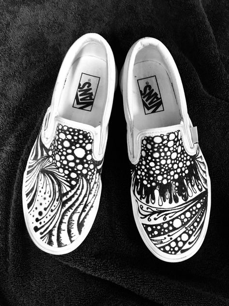 White Vans Painted Shoes Ideas, Vans Customized, Sharpie Shoes, Artsy Shoes, Vans Shoes Women, Vans Custom, Custom Vans Shoes, Painted Shoes Diy, Mens Vans Shoes