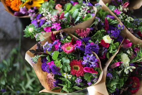 Making Market Bouquets - Floret Flowers Market Bouquets, Bouquet Recipe, Farmers Market Flowers, Cut Flower Farm, Apple Mint, Flower Business, Market Garden, Flower Farmer, Cut Flower Garden