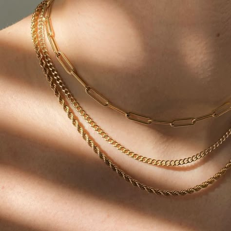 Minimal Gold Jewelry Aesthetic, Simplistic Jewelry Aesthetic, Gold Jewelry Minimal, Hold Jewelry Aesthetic, Gold Jewelry Aesthetic Necklaces, Necklace Layering Ideas, Minimal Gold Jewelry, Necklaces Layered, Aesthetic Gold