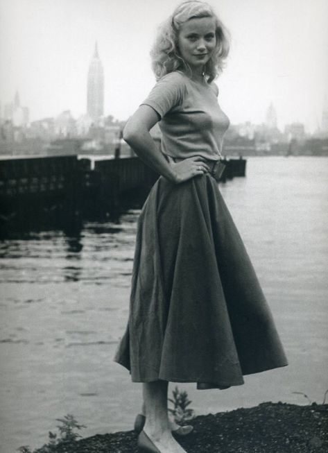 Born in 1924 in Newark, New Jersey, American actress and producer Eva Marie Saint attended Bethlehem Central High School in Delmar, New York... 40s Mode, Eva Marie Saint, Philippe Halsman, Eva Marie, Retro Pin Up, 50 Style, 40s Fashion, Retro Mode, 1940s Fashion