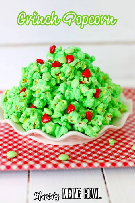 This chocolate covered Grinch popcorn is a deliciously sweet holiday treat that's so easy to make, so festive, and so delicious! Green Popcorn How To Make, Grinch Themed Party Food, Grinch Goodies, Grinch Foods, Grinch Popcorn Recipe, Grinch Recipes, Christmas Popcorn Recipes, Grinch Food, Grinch Popcorn