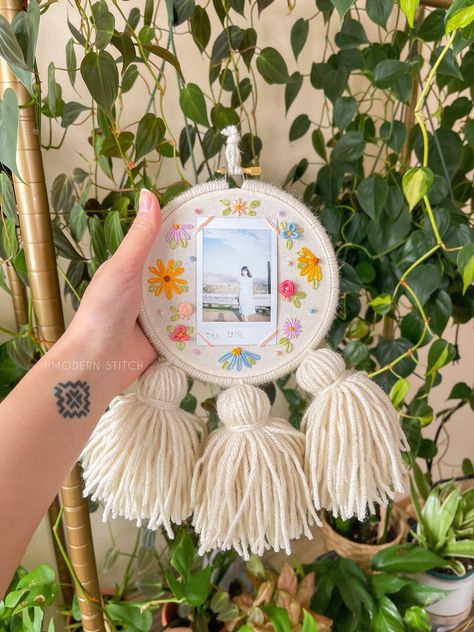 Couture, Unique Embroidery Projects, Embroidery Wall Hanging Ideas, Instax Embroidery Hoop, Embroidery Hoop Craft Ideas, Photo Embroidery Hoop Ideas, Embroidery Display Ideas, Embroidery On Photos, Photo Embroidery Hoop