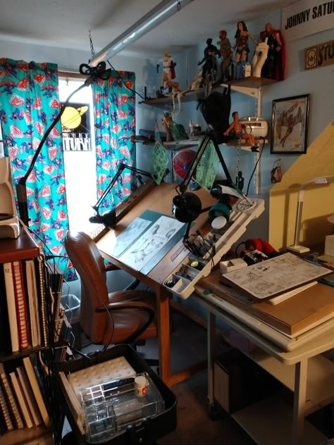 Artists Studio Apartment, Comic Artist Workspace, Artist Room Drawing, Artist Bedroom Ideas Art Studios, Drawing Studio Room, Home Animation Studio, Small Artist Bedroom, Manga Artist Studio, Art Space Setup