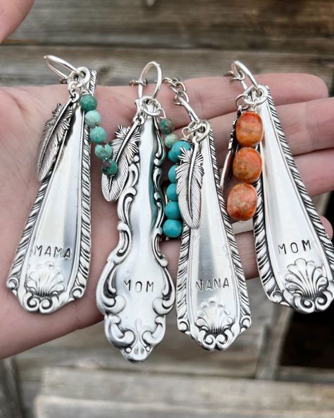 Old Silverware Ideas Diy Projects, Cutlery Crafts, Spoon Keychain, Stamped Silverware, Flatware Art, Vintage Spoon Jewelry, Spoon Jewelry Diy, Flatware Crafts, Impress Art