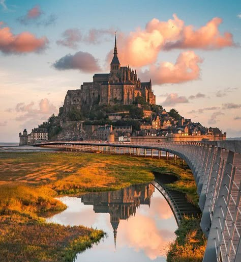 In a city that is meant to be explored, discover the best activities for an unforgettable trip to the heart of Normandy.  Mont Saint-Michel. Normandy, France 📸 pol.albarran  #travel #travelguide #travel2020 #travelitaly #traveltheworld #worldtravel #travelgoals #travelbucketlist #bucketlist #travelitinerary #thingstodo #bestplaces #travellist Mont Saint Michel France, Mont St Michel, Europe Photos, Travel France, Voyage Europe, France Photos, Destination Voyage, Europe Trip, A Castle