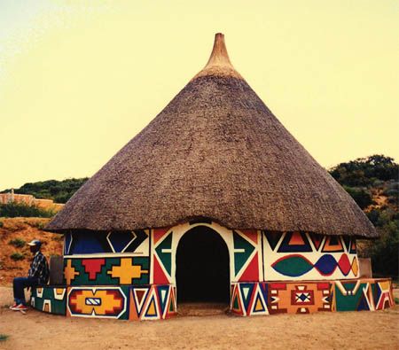 Inspired Geometry by Ndebele Tribe - ◦ ◦ ◇ ◈ ◈ ▲ NEW CROP ▲ ◈ ◈ ◇ ◦ ◦ The Ndebele tribe's ability to transform colors and geometric design borrowed from their ancestors to life is so powerful! Since the 18th century, women of the Ndebele tribe of South Africa has been painting their mud houses with strong visions and whole hearts. African Hut, African House, Mud House, Afrique Art, Afrikaanse Kunst, Africa Do Sul, Unusual Homes, Vernacular Architecture, Thatched Roof