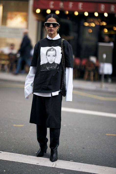 Layering Outfits Street Style, Shirt Layering Outfit, Layering Street Style, Berlin Fashion Street, 2024 Street Style, Black Skirt Outfits, Walking Outfits, Fashion Week Outfit, Berlin Fashion