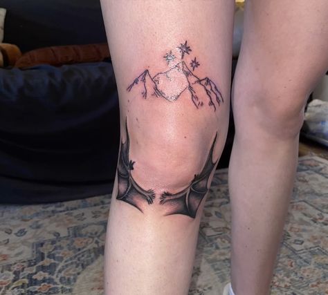 Night Court Knee Tattoo, Bat Wings Tattoo Knee, Wing Knee Tattoo, Acotar Wings Tattoo, Rhysand Tattoo Knee, Rhys Knee Tattoo, Acotar Knee Tattoo, Rhysand Knee Tattoo, Crescent City Tattoo