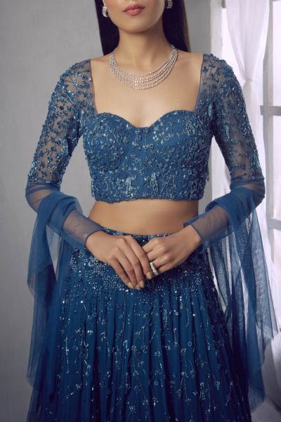 Dark Blue Lehenga, Modern Blouse Designs, Full Sleeves Blouse Designs, Lengha Blouse Designs, Orang India, Netted Blouse Designs, Indian Outfits Lehenga, Wedding Lehenga Designs, Lehenga Blouse Designs