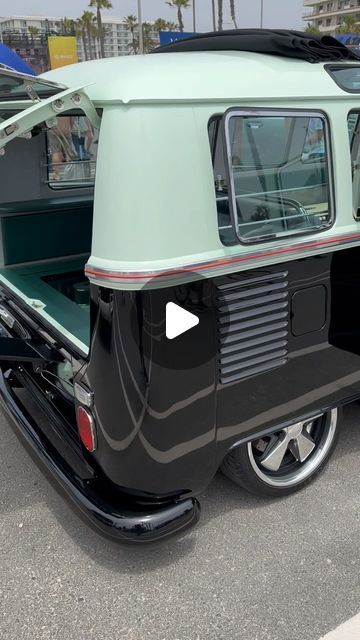 Vintage Garage Ideas, Kombi Vintage, Combi Vw T2, Volkswagen Bus Interior, Custom Vw Bug, Vintage Volkswagen Bus, Vw Bus Interior, Hot Vw, Vw Ideas