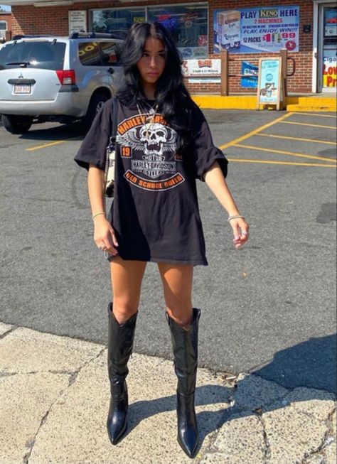 Harley Davidson Tshirt Outfits, Harley Davidson Aesthetic Outfit, Chili Fest, Band Tee Outfits, Vegas Outfits, Coachella Style, Outfit Black Women, Tailgate Outfit, Fest Outfits