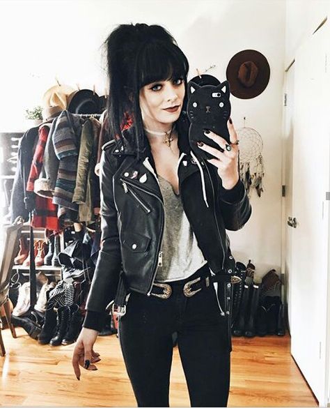 Punk Rock Outfits For Women, Rock Outfits For Women, Rachel Iwanyszyn, Biker Jacket Outfit Women, Jag Lever, Biker Jacket Outfit, Trip Outfit, Punk Rock Outfits, Jacket Outfit Women