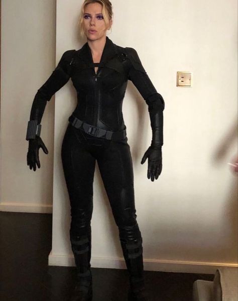 “natasha romanoff” , black widow suit fitting (2021), scarlett johansson 🫶🏻 Black Widow Outfit, Black Widow Costume, Наташа Romanoff, Black Widow Aesthetic, Avengers Outfits, Black Widow Natasha, Idee Cosplay, Black Widow Marvel, Fantasias Halloween