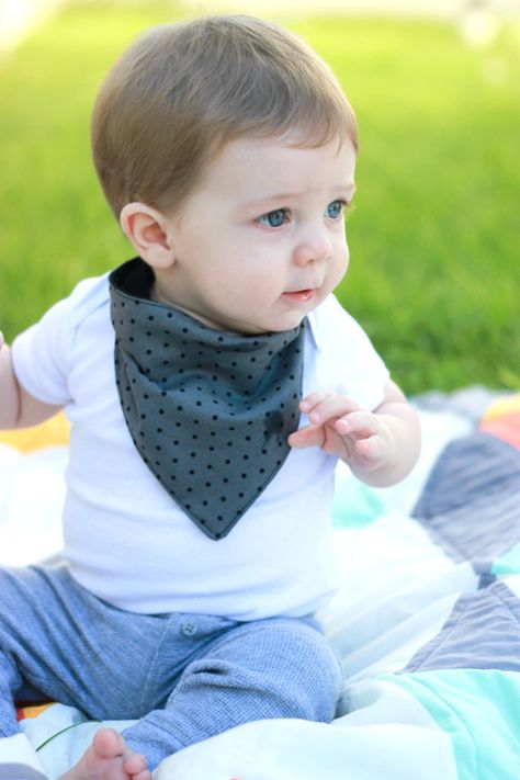 bandanabib2 Bandana Measurements, Diy Baby Boy Clothes, Baby Bib Tutorial, Baby Shoes Diy Pattern, Bib Tutorial, Cowboy Bandana, Baby Gifts To Make, Couture Bb, Twin Baby Gifts