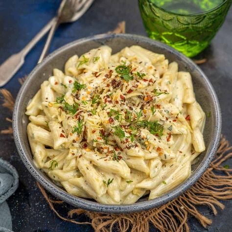 Outback Copycat Mac And Cheese Recipe ( Mac-A-Roo) Outback Mac And Cheese, Outback Mac And Cheese Recipe, Copycat Mac And Cheese, Kids Mac And Cheese Recipe, Red Pepper Recipes, Tuscan Chicken Pasta, Roasted Red Pepper Pasta, White Sauce Pasta, Best Mac And Cheese