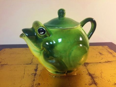 Frog Teapot, Frog House, Vintage Frog, Cute Teapot, Frog Decor, Teapots And Cups, Frog And Toad, Black Eyes, Vintage Kitchen Decor