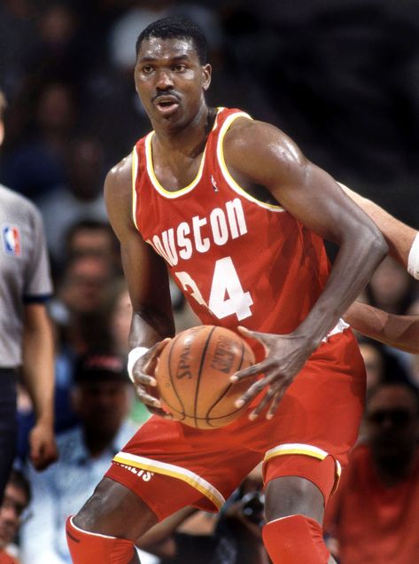 Hakeem Olajuwon Team Handball, Hakeem Olajuwon, Basketball Players Nba, Nba Pictures, Basketball Leagues, Nba Legends, Nba Stars, Basketball Legends, Sports Hero