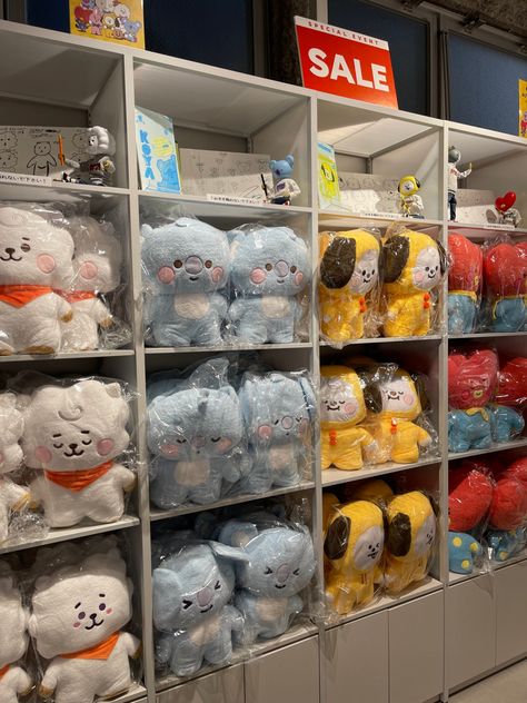 Kpop Merch Collection, Bt21 Products, Bt21 Collection, Bt21 Merch, Merch Kpop, Pop Figurine, Kpop Shop, Christmas Board, Gift Inspo