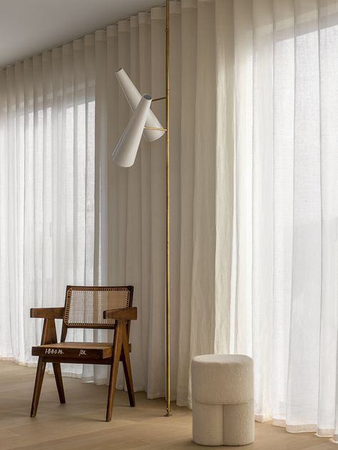 Plain Curtains, Long Curtains, Curtain Designs, Oak Floors, Sheer Curtains, Curtains Living Room, Curtains With Blinds, Custom Furniture, Interior Inspiration